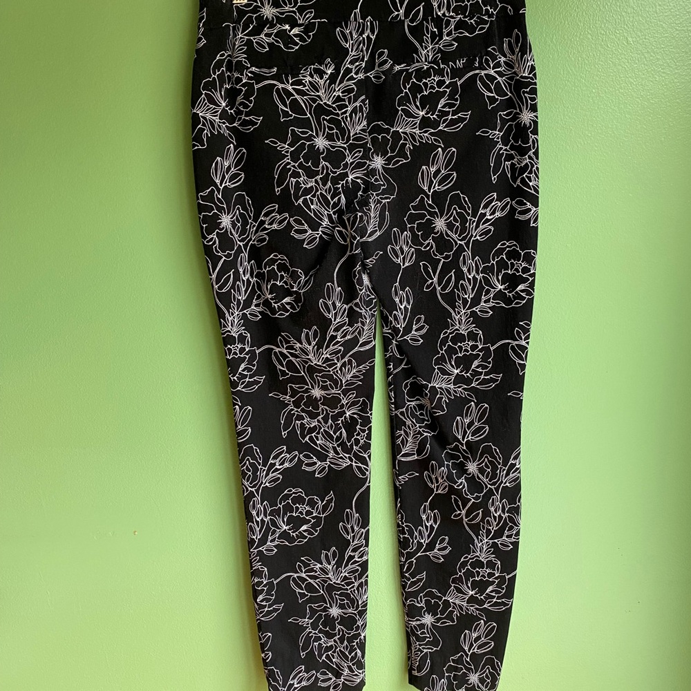 Chico’s pull on ankle pants.  Chicos size 00R which is a size 2.